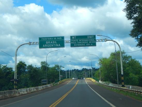 Puente Internacional Tancredo Neves
